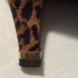Pointed toe 2.5” heel Leopard pump gold band heel base classic trend shoe sz 8W